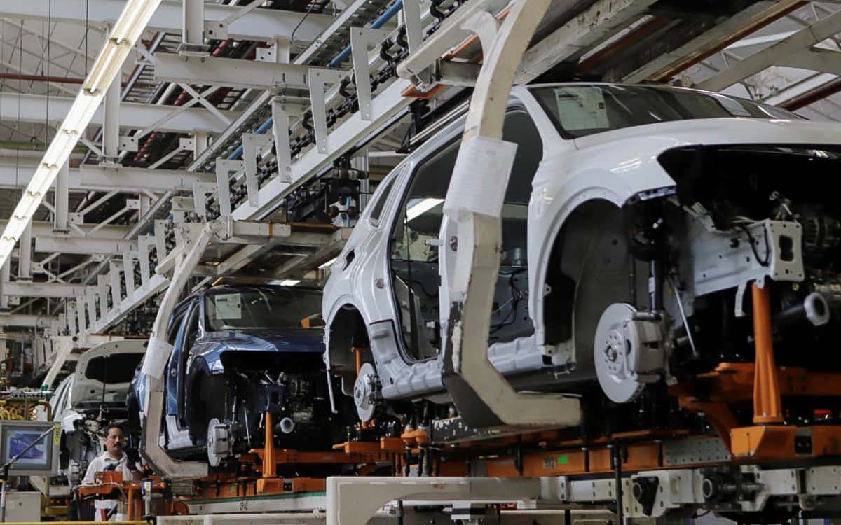 Producción y exportación de autos en México cae por quinto mes ante escasez de semiconductores