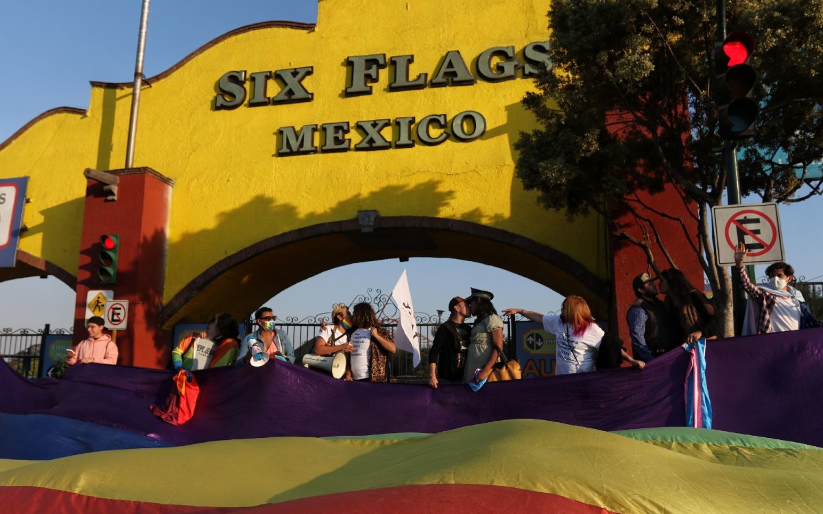 Realizan besotón en Six Flags contra la homofobia; Copred abre investigación