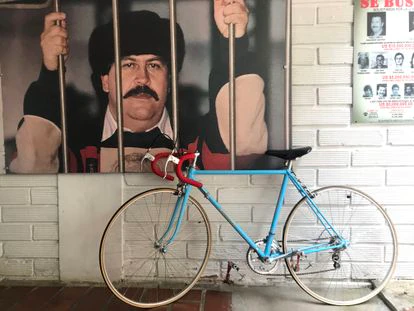 Posiblemente la última bicicleta Ositto que existe en Colombia junto a la famosa foto de Pablo Escobar recluído en la cárcel de La Catedral. Foto tomada en el museo dedicado al capo del extinto cartel de Medellín.