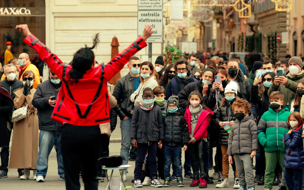 Roma regresa al uso obligatorio de cubrebocas en espacios abiertos
