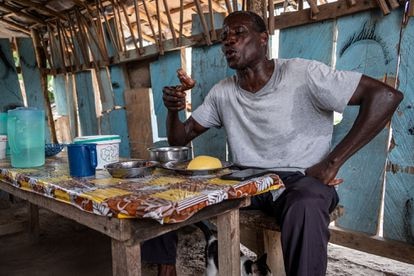 Emile Yapo, de 60 años, almuerza un plato de carne de rata con mandioca y salsa picante de berenjenas en el restaurante Crinsh-Crinsh de la localidad costamarfileña de Agou.