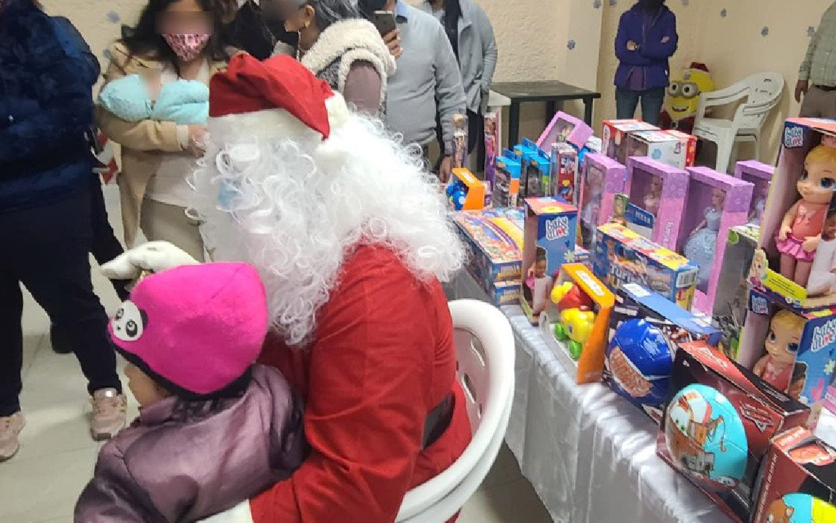 Santa Claus llevó regalos a las niñas y niños del Centro Femenil de Santa Martha