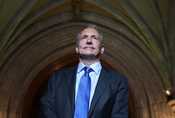 Tim Berners-Lee tiene la misión de descentralizar la web