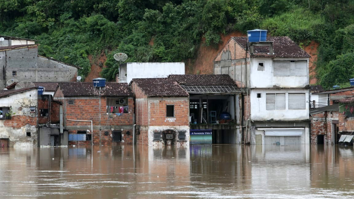 Torrenciales lluvias dejan varios muertos y miles de damnificados en Brasil