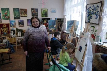 Olha Kitzmaniuk da clases de pintura a algunos niños del municipio de Márinka, en la región ucrania de Donbás.