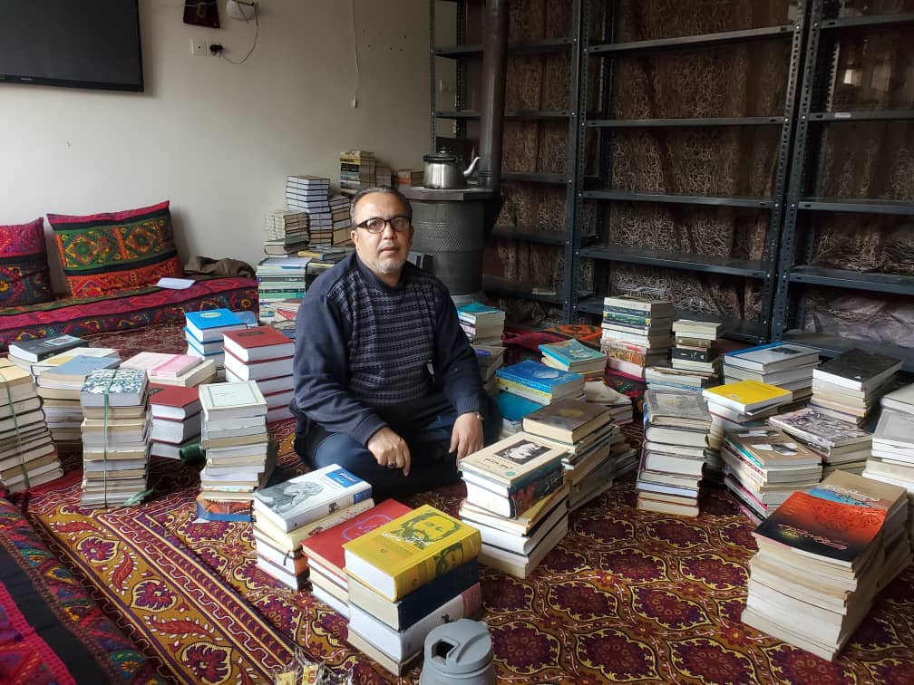 Un escritor afgano vende su biblioteca para pagar el alquiler
