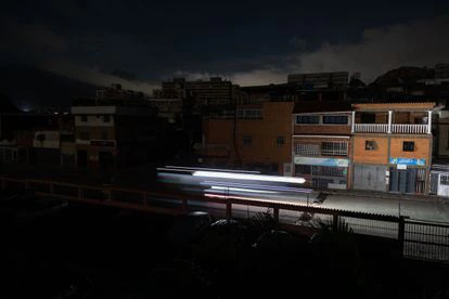 Una calle de Caracas durante la falla eléctrica, este viernes por la madrugada.