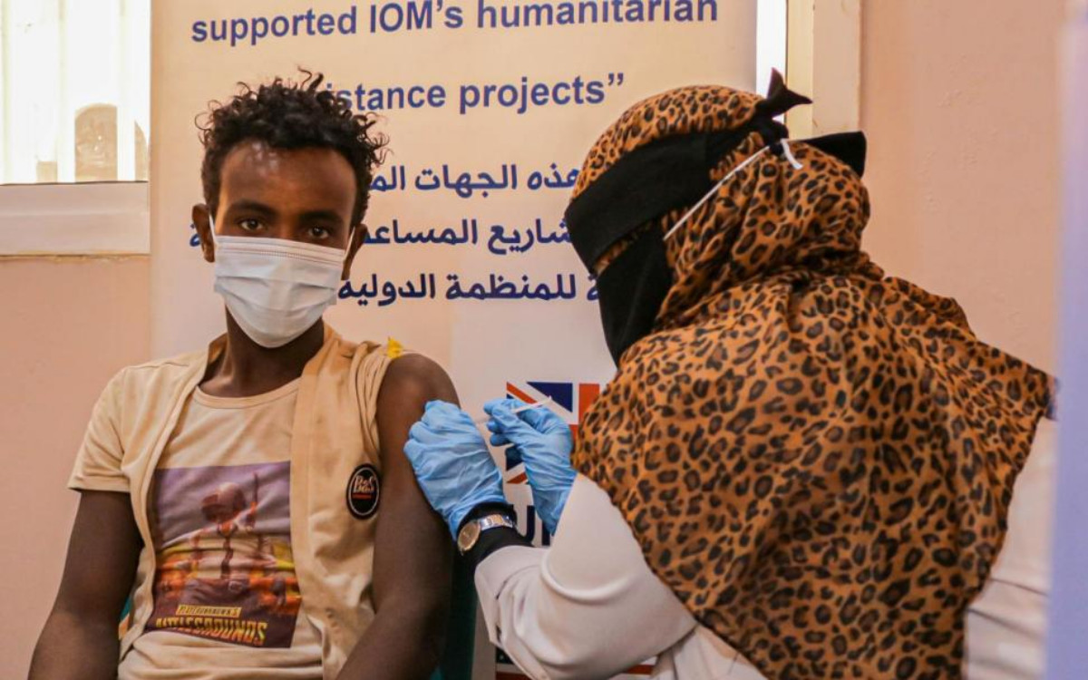 Vacunarán contra Covid a 7 mil 500 migrantes en Yemen