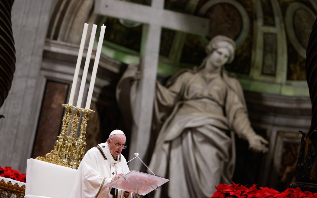 Vean más allá de las luces y recuerden a los pobres, dice Papa Francisco en Nochebuena
