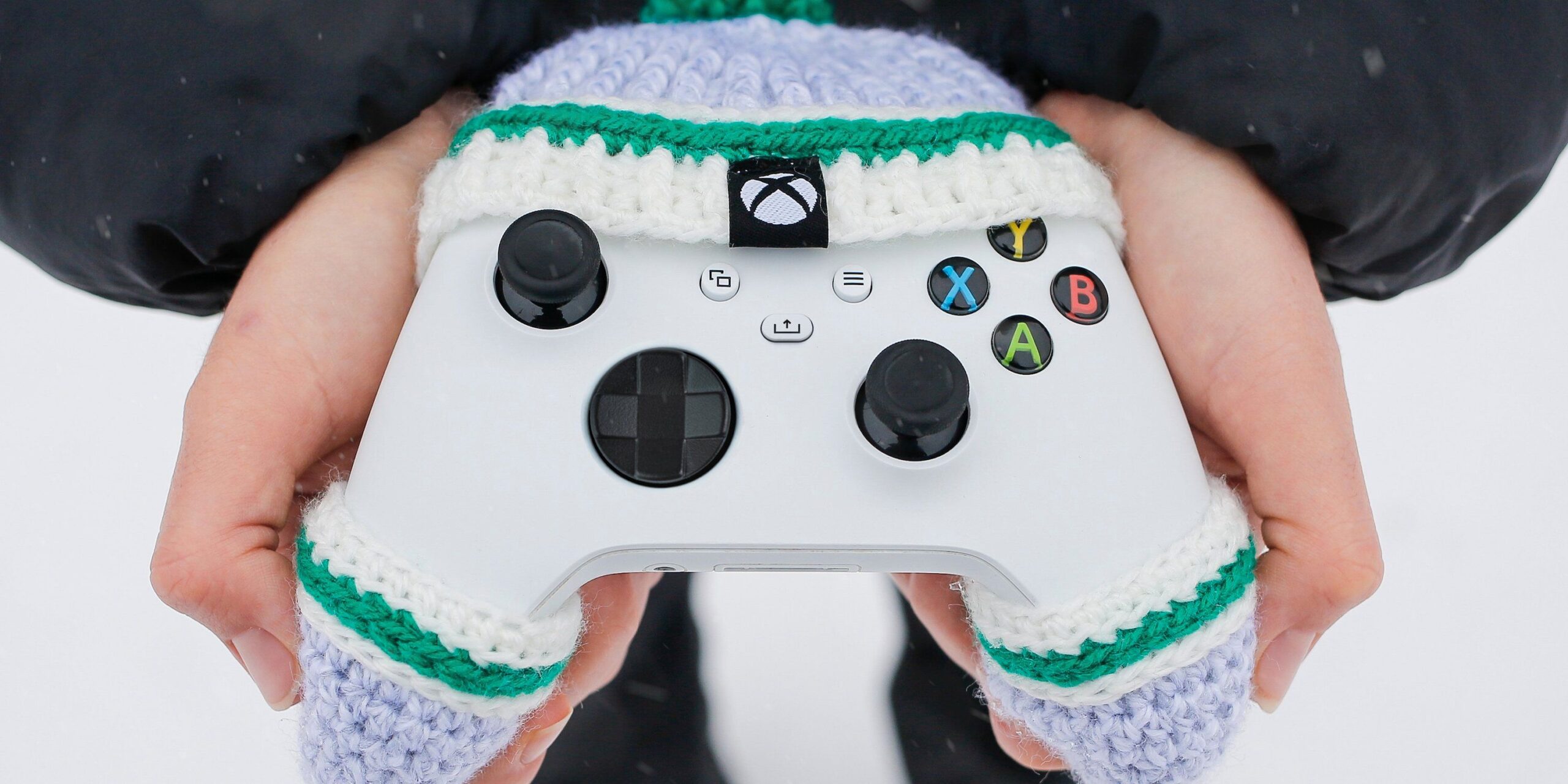 Xbox UK presenta un acogedor juego de guantes y gorro para su controlador