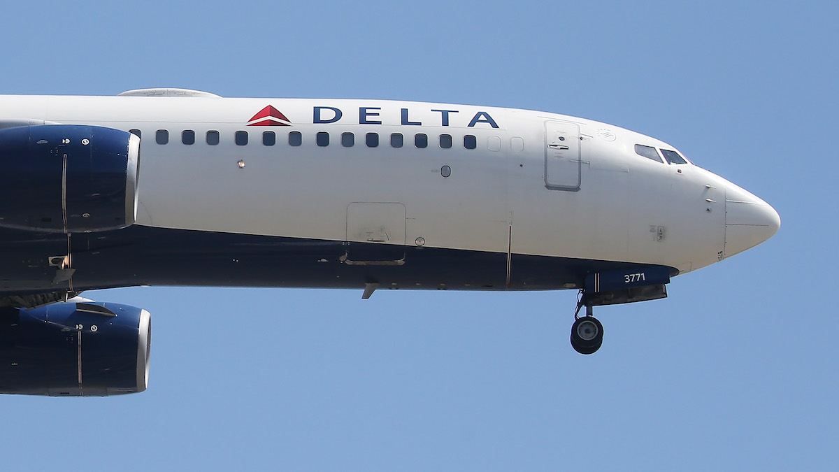 pasajero agrede a aeromozo y a agente aéreo durante vuelo de DC a LAX