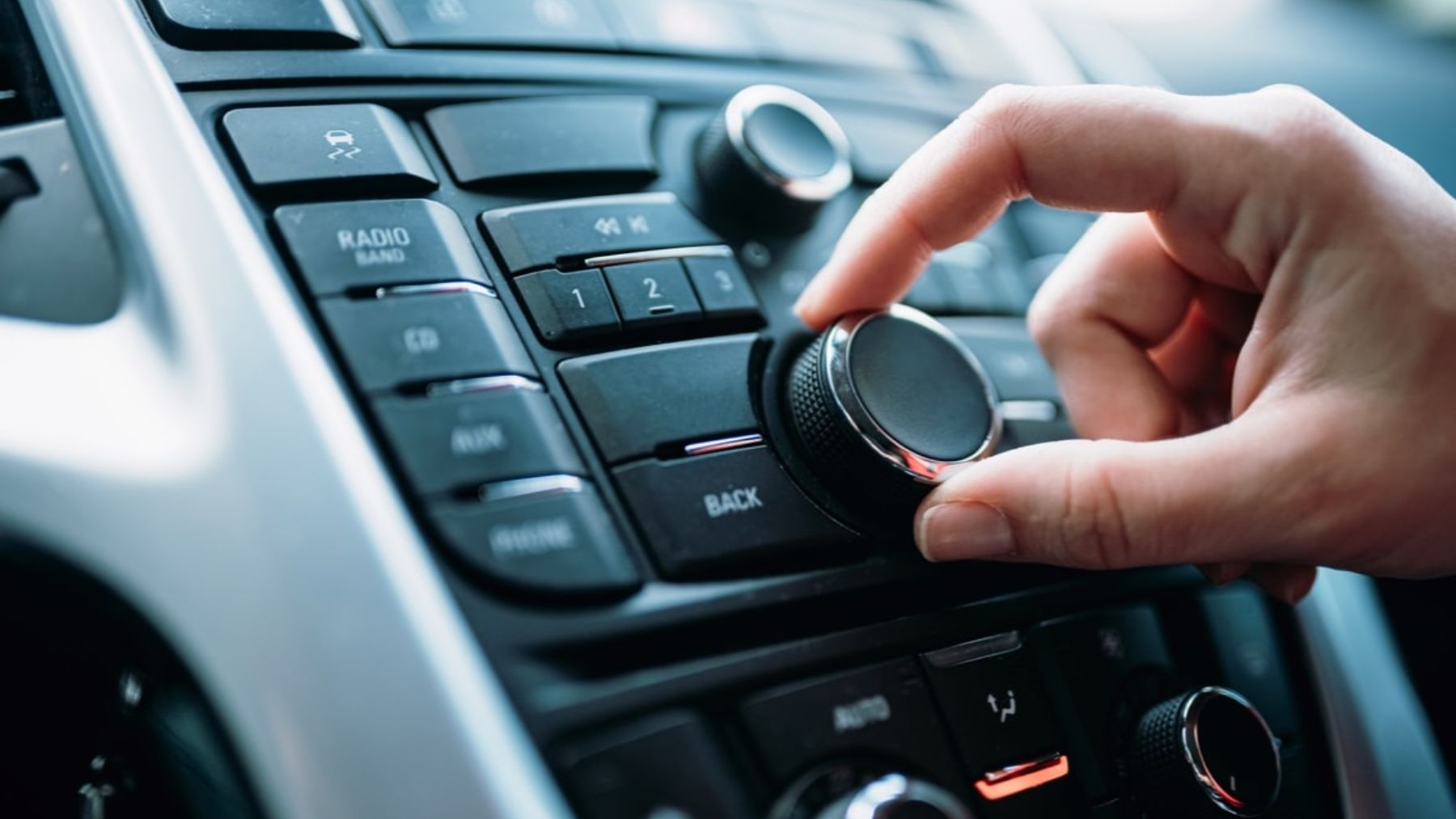 ¿Por qué bajamos el volumen de la radio cuando aparcamos?