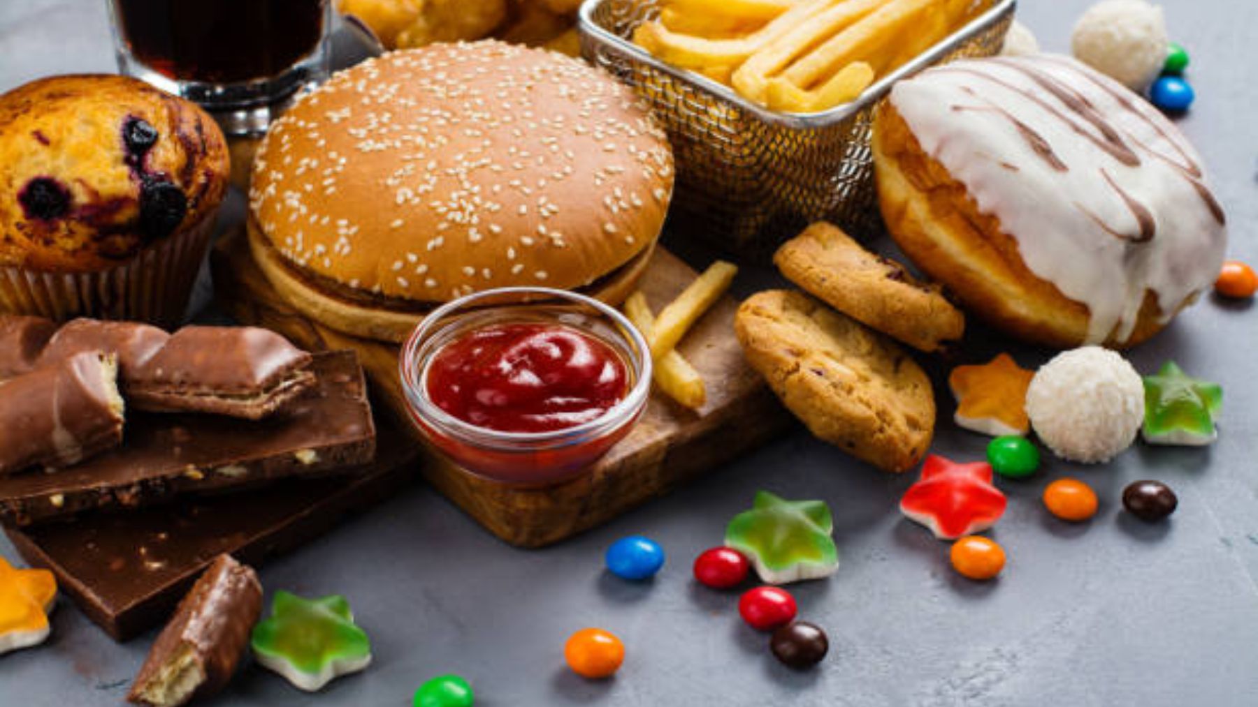 ¿Por qué siempre preferimos la comida basura? Un estudio revela la razón