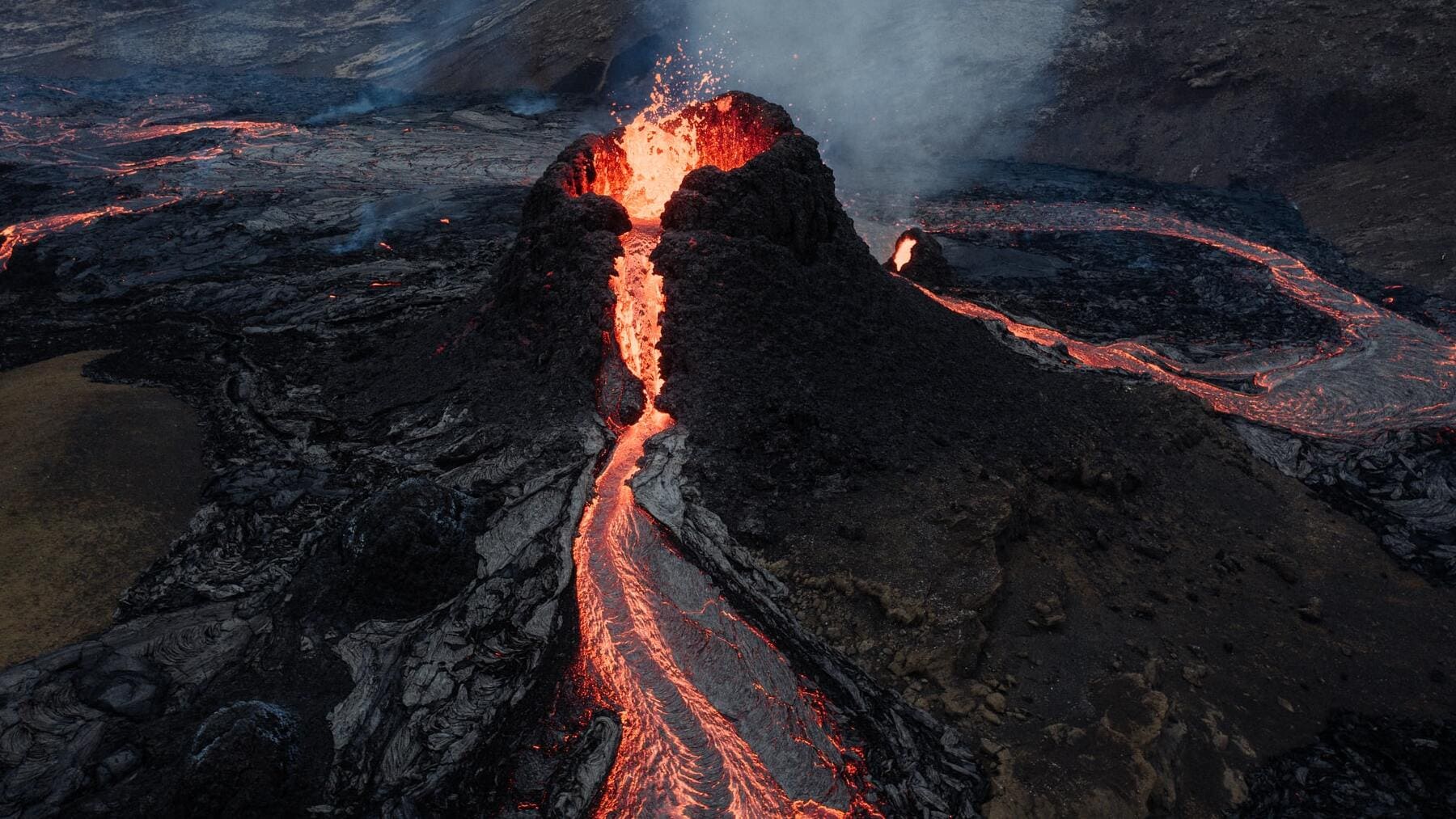 ¿Qué diferencia hay entre una erupción estromboliana y una hawaiana?