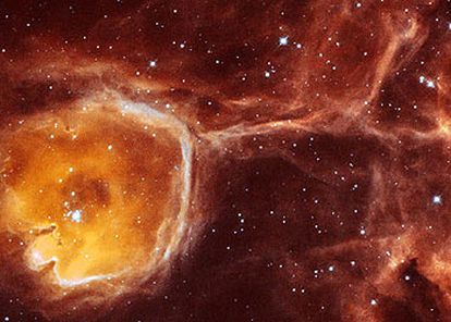Burbuja de gas y polvo alrededor de una estrella joven en la nebulosa N44F.