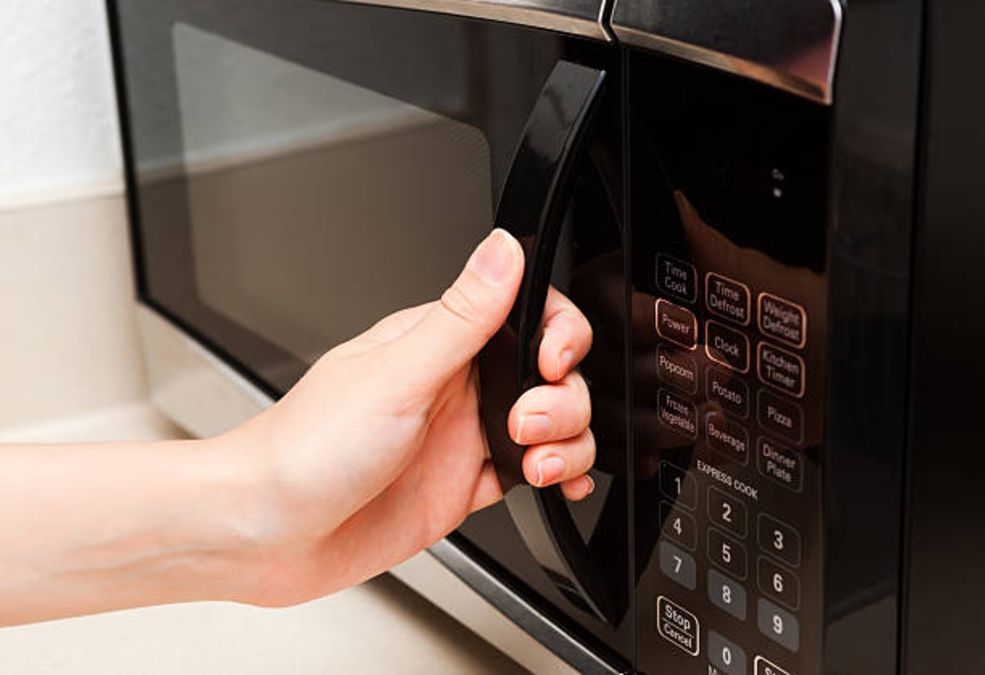 10 usos curiosos del horno microondas que te sorprenderán