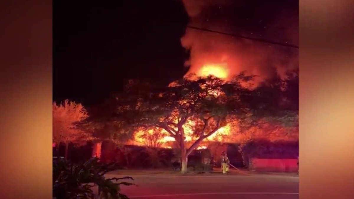 Voraz incendio destruye una vivienda en Pinecrest