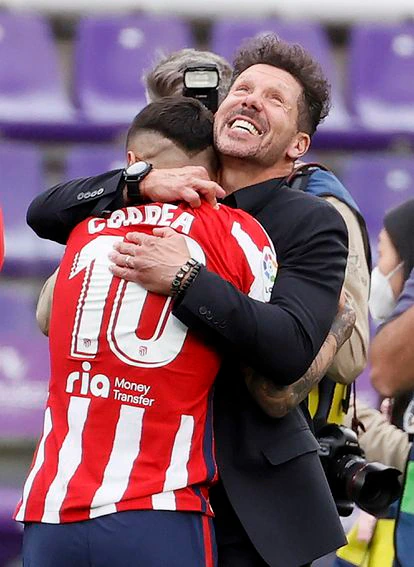En la temporada de 2021, el entrenador volvió a hacerse con el título. En la fotografía, se abraza a Correa, en Valladolid el 22 de mayo.