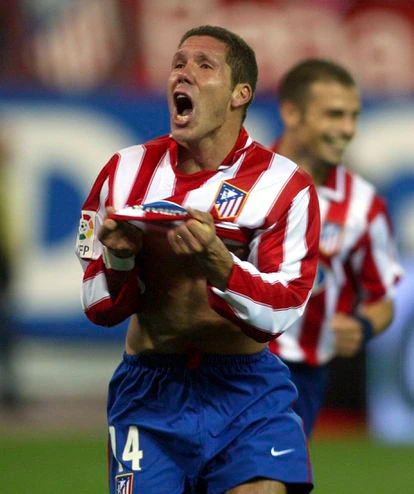 El Cholo celebra un gol como jugador del Atlético en un partido contra la Real Sociedad, el 30 de octubre de 2003.