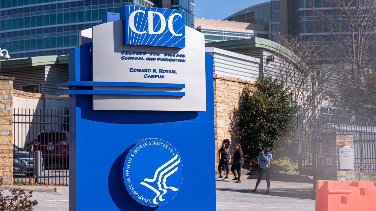 Los CDC votan por añadir las vacunas contra el COVID-19 a las listas anuales para niños y adultos
