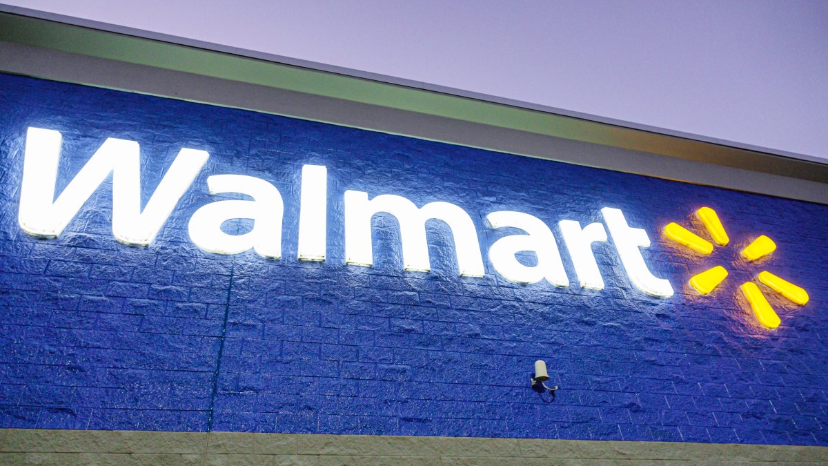 Trabajador de un Walmart: 90 empleados dan positivo al COVID-19 y cierran la tienda