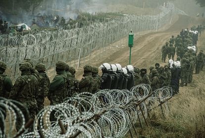 Soldados polacos custodian la frontera con Bielorrusia, en noviembre, ante los intentos de miles de migrantes de cruzar.
