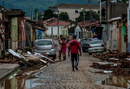 Varias personas observan sus casas destruidas por inundaciones causadas por lluvias, en Itambé ( Bahía). 