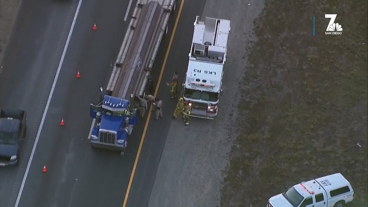 Vigas gigantes se deslizan en tráiler y empalan fatalmente a un camionero en la I-8