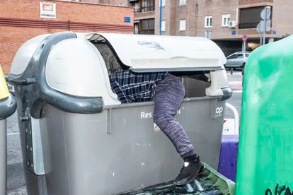 Hace unos meses, Baldomero sufrió una caída mientras buscaba chatarra. Le provocó una rotura en el menisco de la rodilla izquierda. Se encuentra ahora mismo pendiente de operación. En la imagen, Baldomero se adentra en un contenedor una mañana de diciembre. 