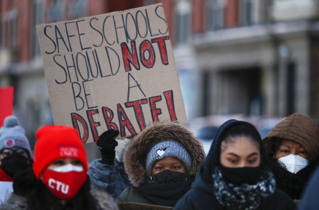 ¿Por qué las escuelas de Chicago y el sindicato de maestros están peleando?