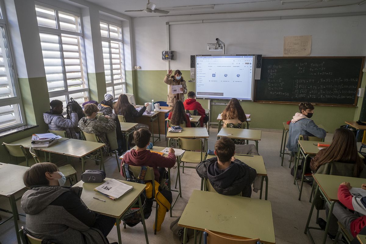 Las bajas de más de 11.000 profesores y el cambio en las cuarentenas ponen a prueba el sistema de sustitución