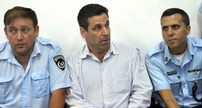 Gonen Segev, junto a dos policías, en un tribunal de Tel Aviv en 2004.
