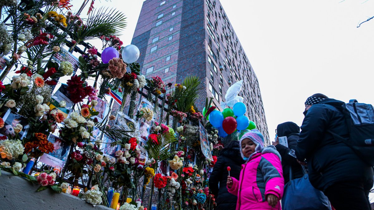 Dolor en medio del último adiós para las víctimas del incendio de El Bronx