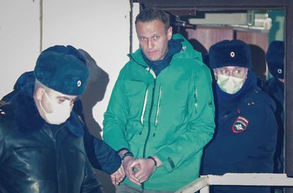 El líder opositor ruso Alexei Navalny (c) a las puertas de la comisaría de policía de Khimki a las afueras de Moscú, el 18 de enero de 2021, un día después de ser arrestado a su llegada al aeropuerto de Moscú desde Alemania. 
