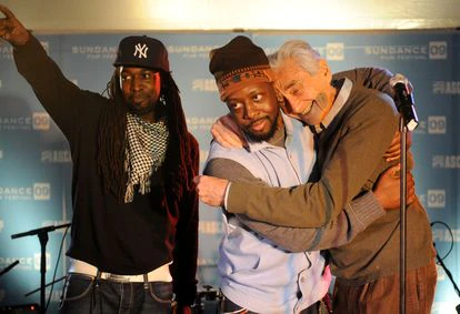 El músico Wyclef Jean abraza a Howard Zinn durante la presentación del documental 'The People Speak' en el festival de Sundance, en 2009.   