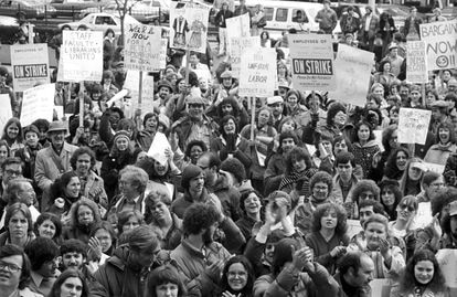 Manifestación durante la huelga de profesores y personal de la Universidad de Boston, en 1979. El historiador Howard Zinn, entonces profesor en la Universidad, se encuentra en la parte inferior izquierda y la cabeza ligeramente inclinada. 
