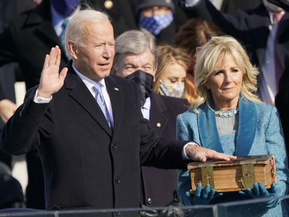 Joe Biden jura como presidente de Estados Unidos, frente al Capitolio, el 20 de enero de 2021 en Washington.