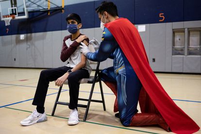 Un hombre vestido de superhéroe administra este mes una dosis de la vacuna contra la covid-19 en Lansdale, Pensilvania.