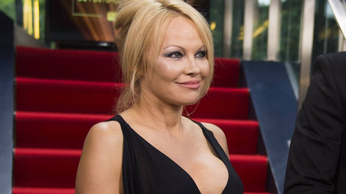 Pamela Anderson se divorcia por quinta vez después de 13 meses de matrimonio