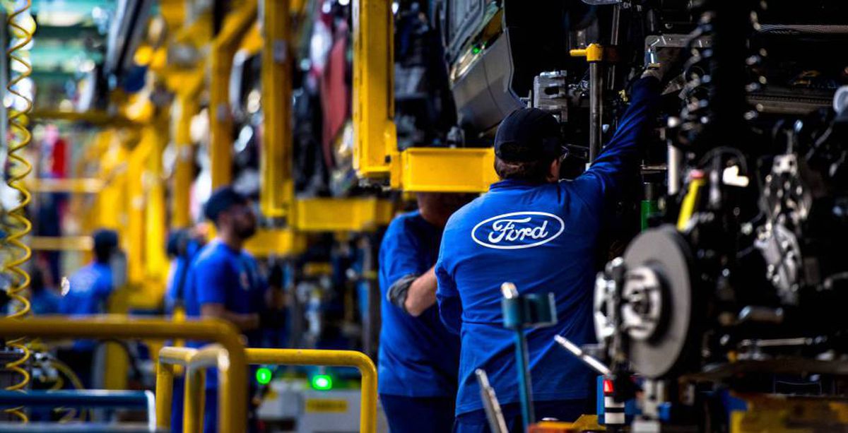 La dirección de Ford Almussafes exige una bajada de salarios del 10% y reducción de vacaciones para garantizar el futuro de la planta