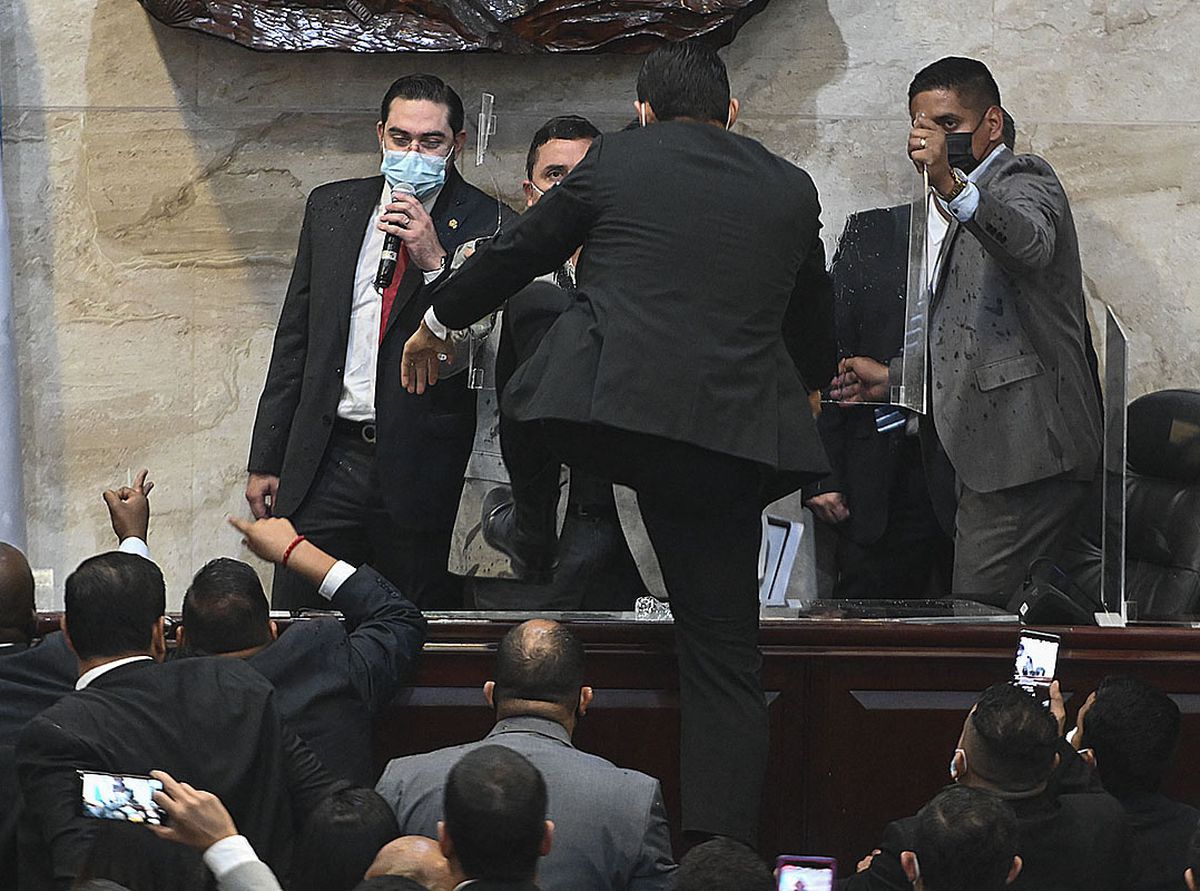 Golpes, empujones y gritos en la elección de la directiva del Parlamento de Honduras