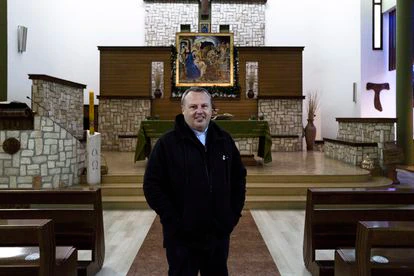 Don Ciro Russo, uno de los párrocos de Marano que ayuda a desfavorecidos.