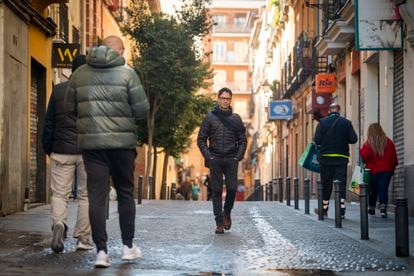 El cofundador de la plataforma disidente Archipiélago pasea por una calle del barrio multicultural madrileño de Lavapiés.