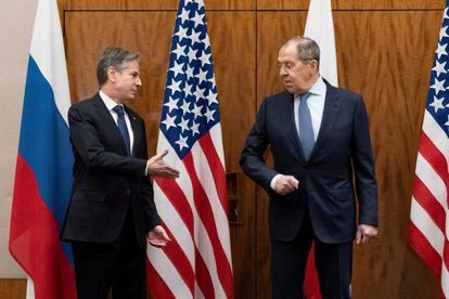 El secretario de Estado de EE UU, Antony Blinken (izquierda), saludaba el pasado viernes al ministro de Exteriores ruso, Serguéi Lavrov, en Ginebra (Suiza).