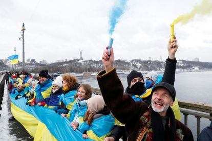 Decenas de ciudadanos celebran el día de la Unidad de Ucrania, este sábado en el puente sobre el río Dnieper, en Kiev.