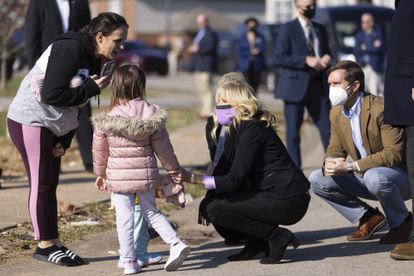 Jill Biden y el gobernador de Kentucky, Andy Beshear, saludan a una familia afectada por el tornado mortal de diciembre en Bowling Green.