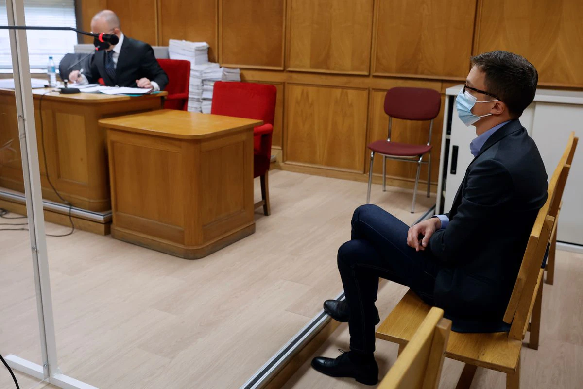 La jueza suspende el juicio contra Errejón por una supuesta patada a un hombre para preguntar a la Audiencia si debe abstenerse