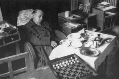 Alekhine, muerto, en un hotel de Estoril, el 24 de marzo de 1946.