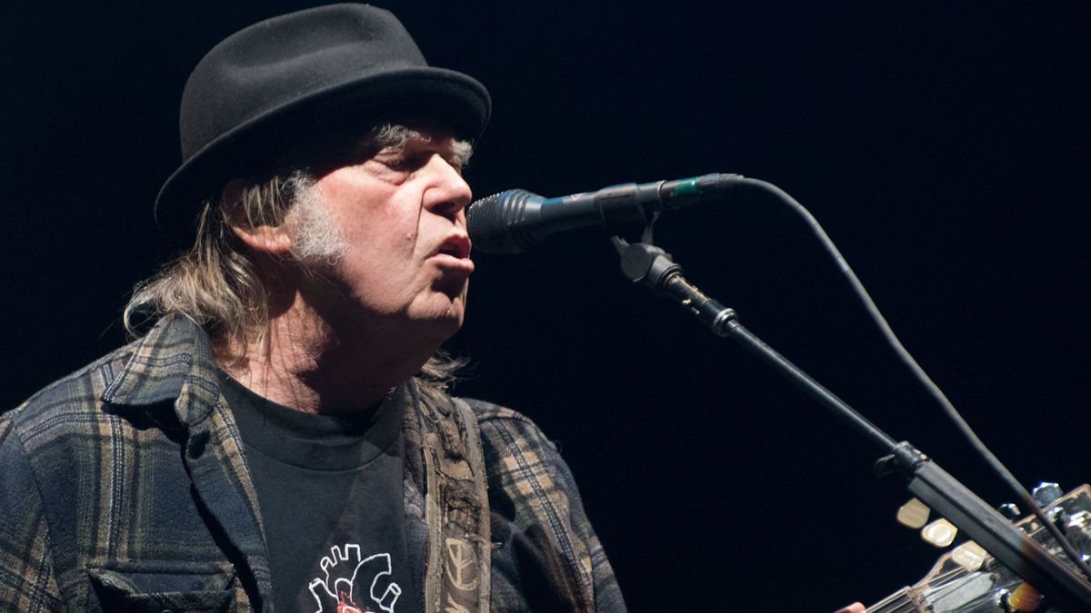 Neil Young abandona Spotify tras acusar a la plataforma de propagar falsedades sobre las vacunas