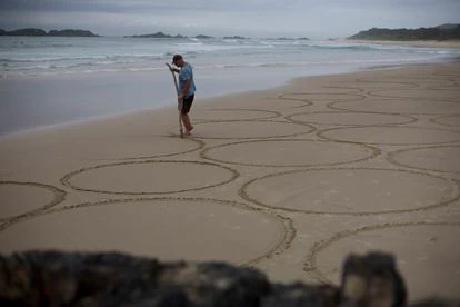 Jim Denevan realiza una de sus obras de arte efímero en una playa de Nueva Gales del Sur (Australia).